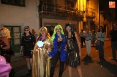 Foto 4 - Las peñas dan colorido a la noche con un bullicioso desfile de carrozas