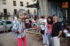 Los Cabezudos y la Charanga riegan de alegría y música las calles de la ciudad