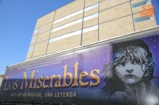 Julio L&oacute;pez visita el fren&eacute;tico montaje del musical 'Los Miserables'