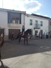 La vedette Norma Duval participa en el encierro a caballo de las fiestas