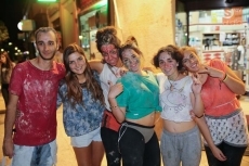 El p&uacute;blico disfruta de la m&uacute;sica en directo en el barrio del Oeste