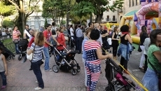 Los m&aacute;s peque&ntilde;os disfrutan de juegos hinchables para celebrar la Semana de la Movilidad