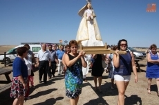 Un intenso calor acompa&ntilde;a a la Virgen de Otero en la romer&iacute;a de las sand&iacute;as