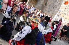 Foto 6 - Madrina y cuartillera entregan sus ofrendas a la Virgen del Rosario 