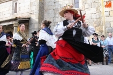 Foto 5 - Madrina y cuartillera entregan sus ofrendas a la Virgen del Rosario 