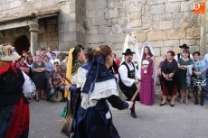 Foto 4 - Madrina y cuartillera entregan sus ofrendas a la Virgen del Rosario 