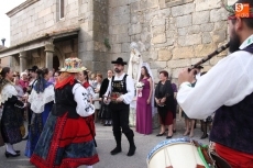 Foto 3 - Madrina y cuartillera entregan sus ofrendas a la Virgen del Rosario 