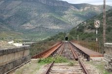 Foto 4 - La Asociación Tod@vía denuncia el robo de cientos de tornillos de la vía de La Fregeneda