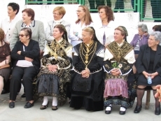 Foto 4 - El barrio del Ollano presenta tres Madrinas ante la Virgen del Rosario