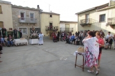 Foto 3 - El barrio del Ollano presenta tres Madrinas ante la Virgen del Rosario