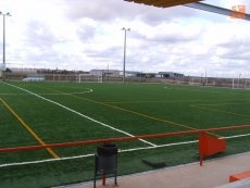 Foto 5 - El Ayuntamiento completa el campo de fútbol con los asientos de las gradas
