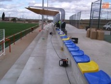 Foto 4 - El Ayuntamiento completa el campo de fútbol con los asientos de las gradas