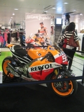 Foto 4 - La moto de Marc M&aacute;rquez, expuesta en El Corte Ingl&eacute;s hasta el d&iacute;a 19