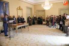 Foto 3 - Los poetas Margalit Matitiahu y Pío E. Serrano son nombrados Huésped Distinguidos de la ciudad