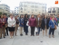 Foto 6 - Más de un centenar de personas muestran su apoyo a las mujeres que sufren la enfermedad