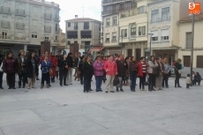 Foto 5 - Más de un centenar de personas muestran su apoyo a las mujeres que sufren la enfermedad