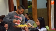 Foto 6 - Comida solidaria de la Casa Escuela Santiago Uno con los niños del ballet camboyano 'Tahen'