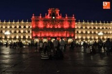 Foto 6 - La fachada de la Plaza Mayor luce el rosa reflejo de la lucha contra el c&aacute;ncer de mama