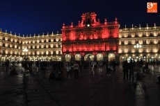 Foto 5 - La fachada de la Plaza Mayor luce el rosa reflejo de la lucha contra el c&aacute;ncer de mama