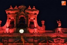 Foto 4 - La fachada de la Plaza Mayor luce el rosa reflejo de la lucha contra el c&aacute;ncer de mama