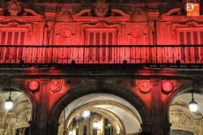 Foto 3 - La fachada de la Plaza Mayor luce el rosa reflejo de la lucha contra el c&aacute;ncer de mama