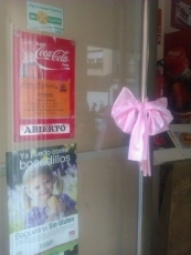 Foto 4 - Los comercios del barrio del Oeste se unen a la campa&ntilde;a contra el c&aacute;ncer