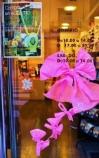 Foto 3 - Los comercios del barrio del Oeste se unen a la campa&ntilde;a contra el c&aacute;ncer