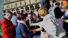 Foto 6 - Un lazo humano en la Plaza Mayor, muestra de solidaridad con las afectadas por el cáncer de mama
