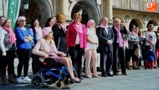Foto 5 - Un lazo humano en la Plaza Mayor, muestra de solidaridad con las afectadas por el cáncer de mama
