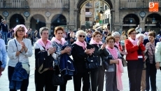Foto 3 - Un lazo humano en la Plaza Mayor, muestra de solidaridad con las afectadas por el cáncer de mama