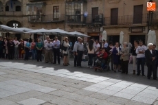 Foto 5 - Un gran lazo para teñir aún más de rosa la Plaza mirobrigense