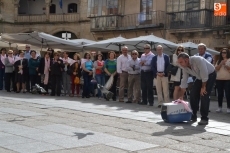 Foto 3 - Un gran lazo para teñir aún más de rosa la Plaza mirobrigense