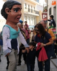 Foto 4 - El encierro ecológico fomenta la afición taurina entre los más pequeños