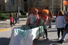 Foto 6 - La escasa participación en el 'descenso de camastros' no impide la diversión