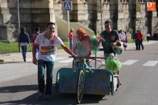 Foto 5 - La escasa participación en el 'descenso de camastros' no impide la diversión