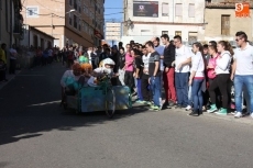 Foto 4 - La escasa participación en el 'descenso de camastros' no impide la diversión