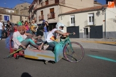 Foto 3 - La escasa participación en el 'descenso de camastros' no impide la diversión