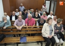 El público llenó casi la sala esperando las decisiones del equipo de Gobierno sobre las sepulturas