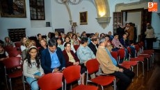 Foto 5 - Una alumna de Asprodes lee un cuento de Unamuno en la Casa Museo 