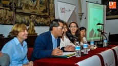 Foto 3 - Una alumna de Asprodes lee un cuento de Unamuno en la Casa Museo 