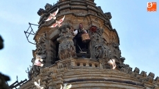 Foto 4 - El Mariquelo cumple con la tradición y sube a la Catedral ante la mirada de cientos de salmantinos