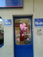 Los comercios del barrio del Oeste se unen a la campaña contra el cáncer