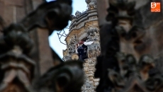 El Mariquelo cumple con la tradici&oacute;n y sube a la Catedral ante la mirada de cientos de salmantinos