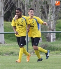 Foto 3 - El CD Alba de Tormes CF golea al Guijuelo y se acuesta líder en solitario 