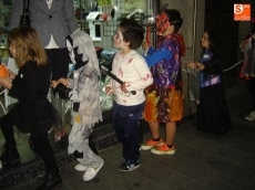 Foto 6 - Pequeños fantasmas, brujitas y esqueletos se pasean por las calles de la ciudad