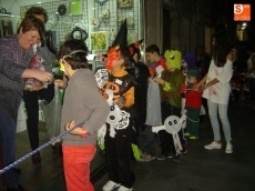 Foto 4 - Pequeños fantasmas, brujitas y esqueletos se pasean por las calles de la ciudad