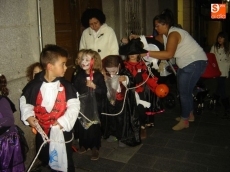 Foto 3 - Pequeños fantasmas, brujitas y esqueletos se pasean por las calles de la ciudad