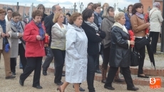 Foto 4 - Decenas de fieles participan en el solemne rosario con procesión en honor a los difuntos