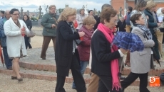 Foto 3 - Decenas de fieles participan en el solemne rosario con procesión en honor a los difuntos