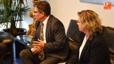 Foto 3 - Mena anima al gerente de Atención Especializada para que el Hospital siga siendo referente en la...